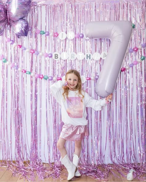 Taylor Swift birthday party for a 7 year old girl. Backdrop with friendship bracelet garland that says In my Birthday Era. Taylor Swift Birthday Pictures, Taylor Swift Birthday Party Outfit, Taylor Swift's Birthday Party, Taylor Swift Birthday Photoshoot Ideas, Taylor Swift Enchanted Birthday Party, Different Taylor Swift Eras, Taylor Swift Birthday Party Outfit Ideas, Taylor Swift Birthday Outfit Kids, My First Era Birthday Taylor Swift