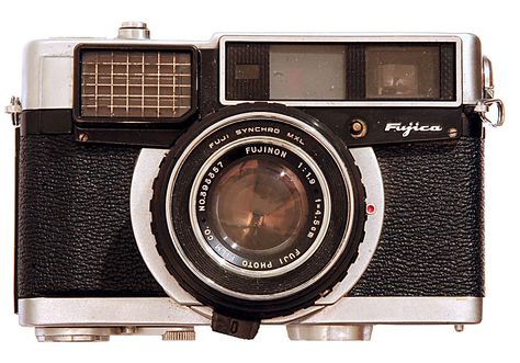 I picked up a 1961 Fujica 35-EE, just because I wanted a film camera to play with. It is solid and heavy. It looks brand new. It doesn't take batteries, and I love it! I am running the first roll through it now. Film Png, Pngs For Moodboards, Roll Film, Vintage Film Camera, Camera Vintage, Vintage Png, Antique Cameras, Film Icon, Camera Film