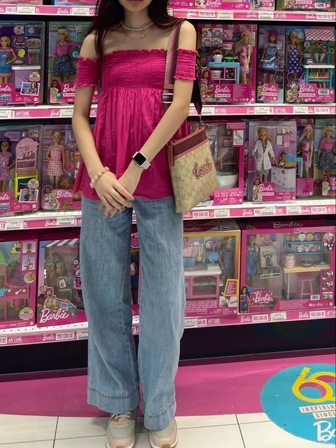 babydoll top bright pink straight leg jeans and rose gold rose pink nike shoes #barbiecore #y2k #2000sfashion # barbiedoll #barbiegram #barbiestyle #fashion #ootd #ootdfashion #poses #ootdstyle #barbiedoll #babydolltop #pink #aesthetic #gdwm #outfits #fitinspo #fitinspiration #outfitgoals #instagram #influencer #creator #ugccreator #barbiemovie #posesideas #toystore Pink Straight Leg Jeans, Babydoll Top Outfit, Barbie Inspired Outfits, Top Outfit Ideas, Pink Nike Shoes, Barbie Inspired, Pink Nike, Top Outfit, Pink Nikes