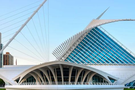 Milwaukee Art Museum | Architecture Art Museum Interior, Art Museum Architecture, Museum Interior, Milwaukee Art Museum, Milwaukee Art, Santiago Calatrava, Architecture Landmark, Museum Architecture, Veterans Memorial