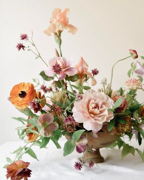 1,716 Likes, 18 Comments - Tinge by Ashley Beyer (@tingefloral) on Instagram: “This early summer arrangement is up on Rip and Tan today @jennikayne with photos by @tesscomrie” Deco Floral, Wedding Flower Arrangements, Arte Floral, Floral Centerpieces, Beautiful Blooms, Pretty Flowers, Fresh Flowers, Wedding Centerpieces, Bridal Bouquet