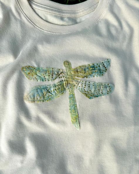 Dragonfly baby tee! 🌼 -fits sizes M-XL -price 20$ -one available, Dm to purchase #boho #smallbusiness #patchwork #hippie #handmade #businessowner #upcycle #clothing #jewelry Upcycle Clothes Sewing Patterns, Diy Baby Tee Ideas, Patchwork Clothes Diy Ideas, Patchwork Shirt Ideas, Clothes Upcycling Ideas, Patchwork Tshirt Diy, Upcycle Clothes Ideas, Upcycle Patchwork, Diy Hippie Clothes