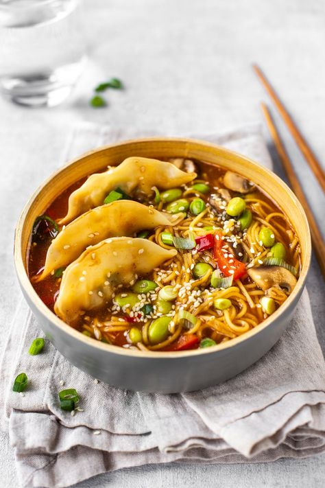 Vegan Gyoza Soup, Gyoza Ramen Soup, Gyoza Noodle Soup, Gyoza Recipe Vegetarian, Trader Joes Gyoza Soup, Gyoza Rice Bowl, Japanese Dumpling Soup, Japanese Food Recipes Vegetarian, Gyoza Bowl