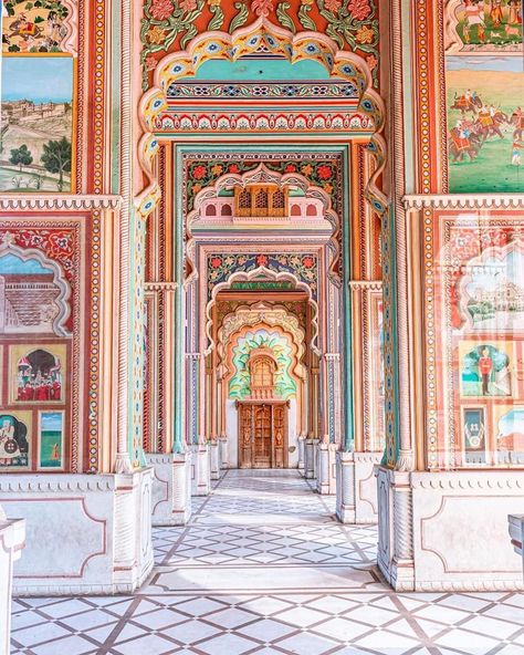 Lonely Planet on Instagram: “Today’s #lonelyplanet  regram comes from @tejwantsinghphotography who shot this gorgeous photo in #India. Tag your images #lonelyplanet for…” Patrika Gate Jaipur, Circle Garden, Bird Pencil Drawing, Bal Krishna Photo, India Painting, Famous Architecture, Famous Monuments, Wedding Backdrop Design, India Culture