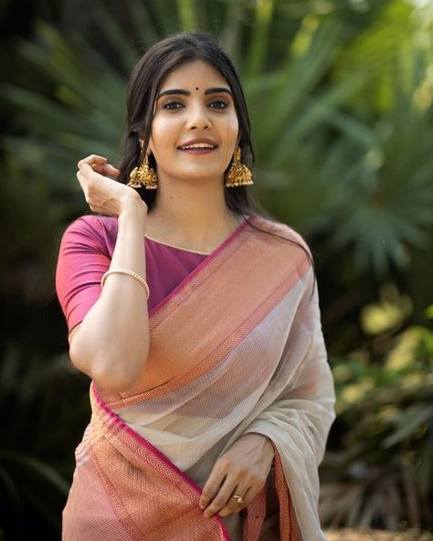 Saree Photoshoot Poses, Modern Sarees, Kerala Saree Blouse Designs, Sarees For Girls, Saree Wearing Styles, Simple Saree Designs, Saree Wearing, New Saree Blouse Designs, Fancy Sarees Party Wear