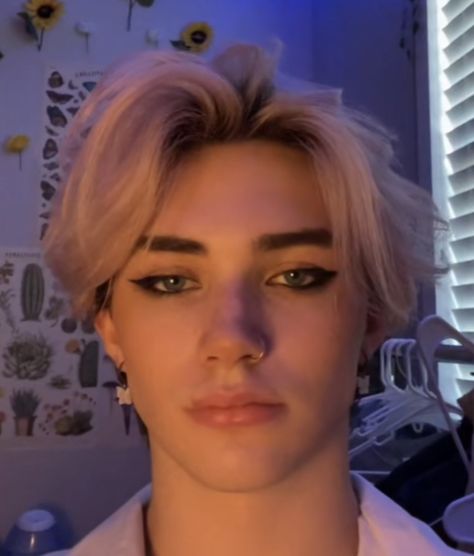 Smudged Eyeliner Men, Simple Mens Makeup, E-boy Makeup, Men Wearing Makeup Aesthetic, Feminine Men Makeup, Boys Wearing Eyeliner, Eyeliner Men Aesthetic, Eyeliner Styles Men, Makeup Looks Masc