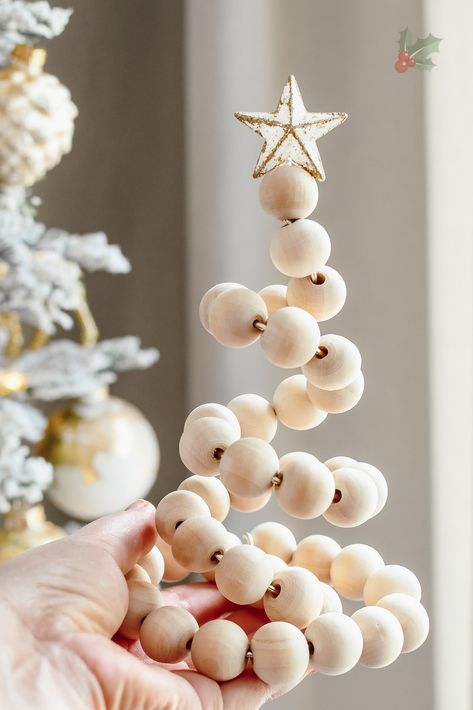 Ik hou van simpele knutselprojecten voor kerst. Deze kerstboom van houten kralen is daar weer een uitstekend voorbeeld van. Je hebt maar drie items nodig om de boom te maken (oké en wat gereedschap) en het resultaat is lekker Scandinavisch en minimalistisch. Dus als je daar van houdt: deze Kerst DIY is voor jou! Rustic Christmas Tree Ideas, Clothespin Crafts Christmas, Hanukkah Traditions, Pretty Christmas Decorations, Christmas World, Christmas Craft Projects, Christmas Themes Decorations, Candy Crafts, Nordic Christmas