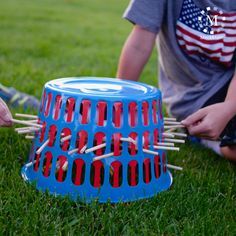 4th of July Mom Hacks: Kerplunk Game ✨To play, just fill the bottom of the basket with big treats and prizes (like big league chew, glow sticks, cash, trinkets, or candy bars). Now add a handful of sour gum balls and then feed some skinny dowels through the slots. Flip the baskets over and have kids pull them out one at a time. Whatever falls out they get to add to their to-go bag (see earlier post for details). If a sour gum ball falls out, they have to open it and chew it for 30 seconds . Glow Sticks Ideas, Summer Games For Teens, Outdoor Group Games, Outdoor Summer Games, Usa Activities, Kerplunk Game, Yard Games For Kids, Stick Game