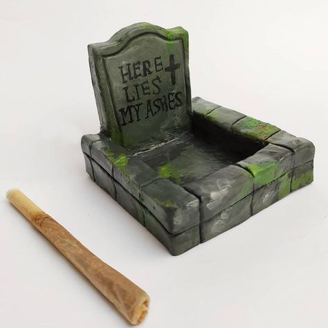 Grave ashtray ⚰️✨ • 7,5x8cm • formed from modeling clay • painted with acrylic paint • sealed with epoxy resin Available on my Etsy 💕… Diy Air Dry Clay, Sculpture Art Clay, Air Dry Clay Projects, Tanah Liat, Clay Diy Projects, How To Make Clay, Clay Paint, Clay Crafts Air Dry, Ash Tray