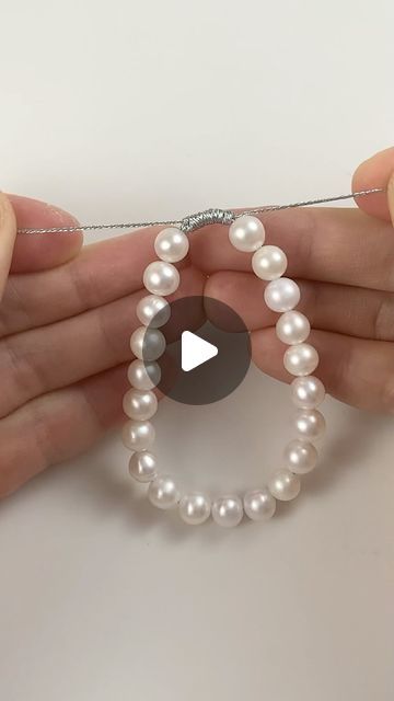 Hand Bracelet Making Tutorial, Diy Bracelets Tutorials Beads, Pearl Crafts, Hair Bow Tutorial, Bead Crochet Patterns, Pearls Diy, Jewerly Making, Jewelry Knots, Hand Bracelet