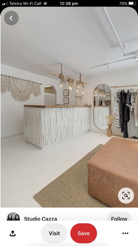 Boho Clothing Store Interior, Register Stand Boutique, Retail Backdrop Ideas, Boho Theme Boutique, Modern Boho Boutique, Inside Boutique Ideas, Anthropologie Store Design, Boutique Entrance Ideas, Fancy Shop Interior Design