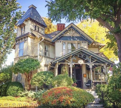 Old Victorian House, Old Victorian Homes, Casa Vintage, Victorian Architecture, Victorian House, Design Exterior, Cute House, Sims House, Dream House Exterior