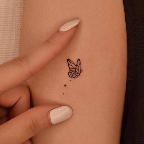 Fine Line Butterfly Tattoo, Line Butterfly Tattoo, Fine Line Butterfly, Zwilling Tattoo, Line Butterfly, Minimalist Tattoo Small, Tato Henna, Butterfly Tattoos For Women, Petite Tattoos