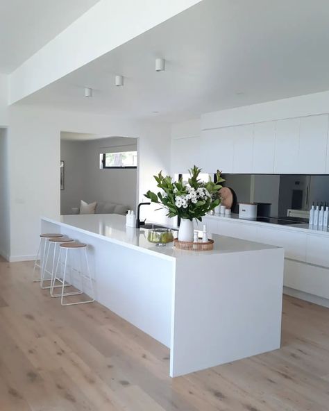 On the very rare day my kitchen is clean... capture it 😋 Today the kids and i have been busy cleaning and sorting their rooms before they … | Instagram Large White Tiles Kitchen, All White Kitchen No Handles, White Kitchen No Handles, All White Kitchen Modern Minimalist, Modern White Gloss Kitchen, Modern Black Kitchen, Beach House Lighting, Open Kitchen And Living Room, Kitchen White