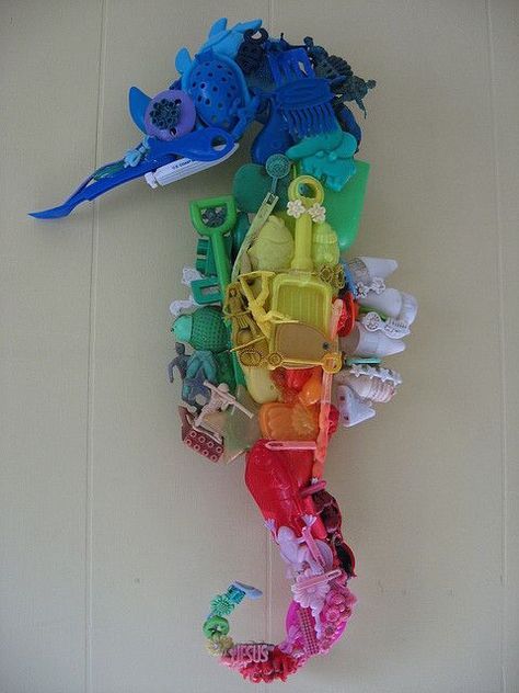 Diy Recycle Plastic, Plastik Recycling, Plastic Beach, Plastic Recycling, Recycled Art Projects, Beach Finds, Trash Art, Upcycled Art, Found Object Art