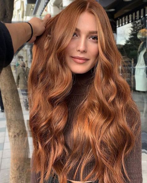 <p>Ignite your look with a balayage that burns with the fiery tones of the frontier. This daring style, suitable for the bold and the brave, combines the ruggedness of cowboy life with a burst of vibrant, warm colors.</p> Cabelo Ombre Hair, Cowboy Copper Hair, Copper Brown Hair Color, Copper Brown Hair, Cowboy Copper, Hair Color Orange, Pic Beautiful, Ginger Hair Color, Copper Hair Color