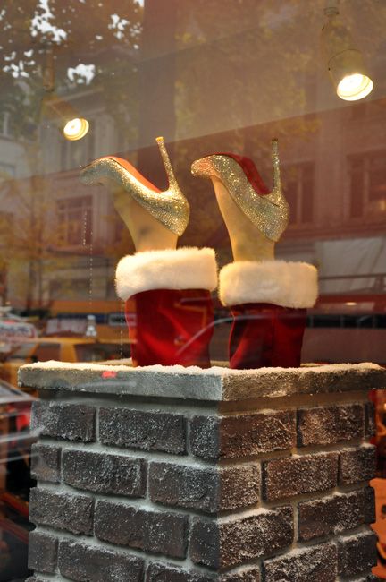 Winter Shop Window Display, Christmas Store Decor Ideas, Retail Christmas Decor, Boutique Christmas Window Display, Boutique Christmas Decor, Store Front Christmas Window Display, Storefront Christmas Displays, Window Displays Christmas, Christmas Window Ideas