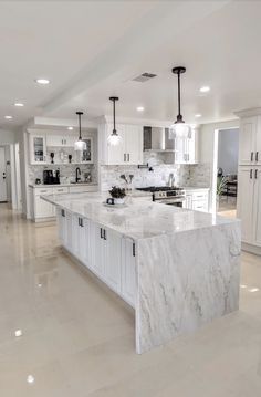 Best Kitchen Remodel Before And Afters – Forbes Advisor Elegant Kitchen Design, تصميم داخلي فاخر, Interior Design Per La Casa, Dream Kitchens Design, Kitchen Remodel Inspiration, تصميم للمنزل العصري, Kitchen Design Plans, White Kitchen Design, House Design Kitchen