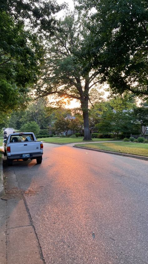 Green Neighborhood, Carolina Do Norte, Canada Pictures, Home Styles Exterior, Scenic Wallpaper, Small Town Life, Story Ideas Pictures, Sunset View, Dark Photography