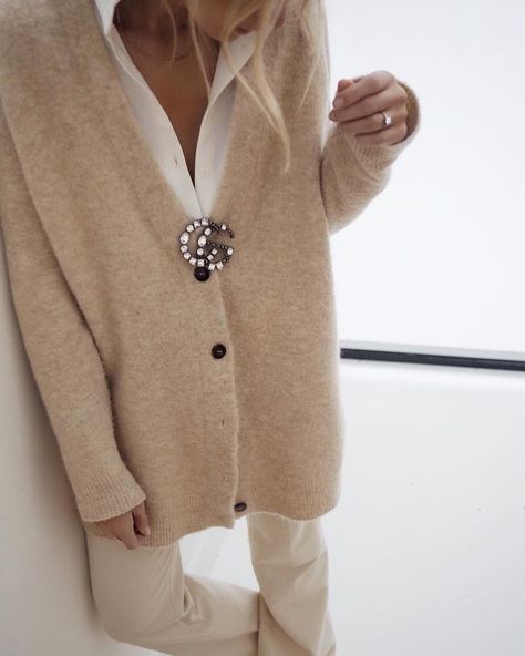 Mode Chanel, Beige Outfit, Nails 2020, Mode Casual, Brown Nails, Neutral Outfit, Looks Chic, 가을 패션, 여자 패션