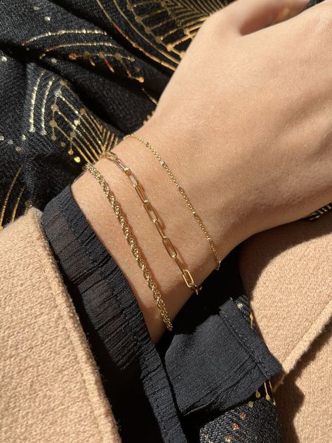 https://ktcollection.com/product/thick-paperclip-bracelet/ Paper Clip Bracelet Stack, Paperclip Bracelet Stack, Perminant Jewelry Bracelet, Permanent Bracelet Stack, Workwear Ideas, Paper Clip Bracelet, Office Jewelry, Jewellery Aesthetic, Gold Bracelets Stacked