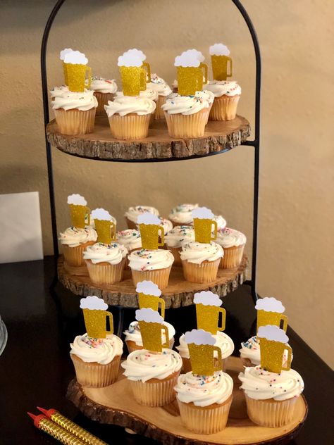 Cheers And Beers Dessert Table, Modelo Beer Theme Party, Beer Birthday Party Ideas For Men, Beer Centerpieces For Men, Beer Centerpieces, Beer Cake Tower, Bolo Simpsons, Beer Themed Birthday Party, 30th Birthday Cakes For Men