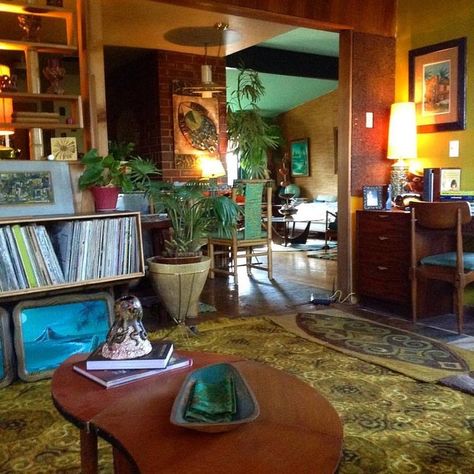 Lorelai Gilmore House Decor, House Interior 70s, 60s Home Interior, 80s Aesthetic Home Decor, 60s Living Room Aesthetic, House Aesthetic Bathroom, 70s Basement Aesthetic, Retro House Aesthetic, Earthy Maximalism