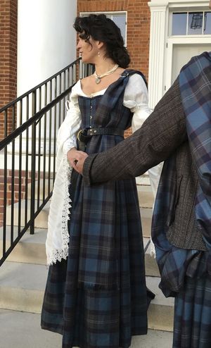 Scottish Dress For Women, Scottish Skirt Outfit, Mode Tartan, Triangle Form, Scottish Costume, Outlander Style, Ren Faire Outfits, Scottish Dress, Celtic Clothing