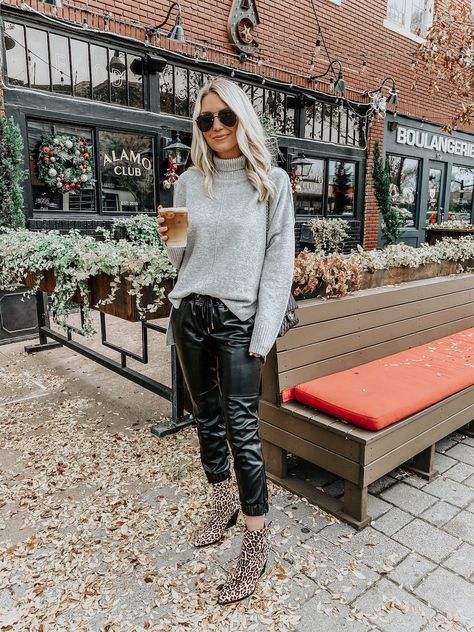 Jogger Outfit Casual, Joggers Outfit Women, Leather Trousers Outfit, Leather Pants Style, Leather Jogger Pants, Leather Pants Outfit, Style Casual Chic, Leather Joggers, Joggers Outfit