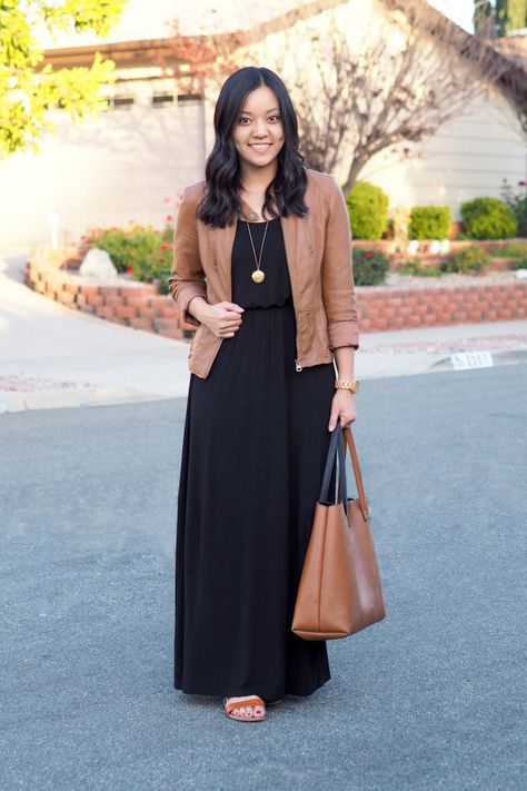 A Tip for Wearing Maxi Dresses in Cooler Weather Maxi Vestidos, Short Beach Dresses, Fall Maxi, Short Dress White, Maxi Outfits, Maxi Dress Outfit, Wear To Work Dress, Long Black Dress, Black Maxi