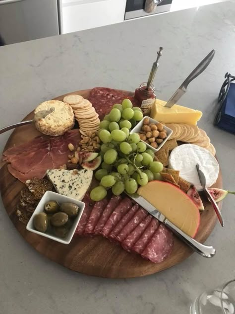 French Cheese Board Aesthetic, Cheese Platter Picnic, Circle Cheese Board, Charcuterie Board Circular, Small Round Charcuterie Board, Cheese Board Simple, Breakfast Cheese Board, Circle Charcuterie Board, Cheese Board Aesthetic