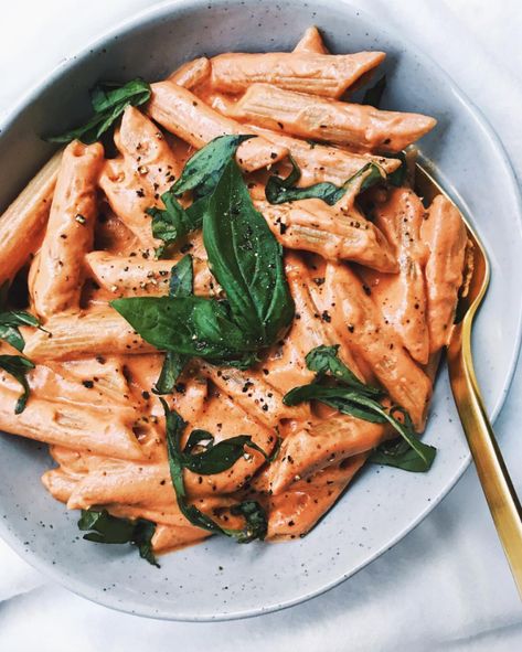 Pasta With Vegan Cashew Cream Tomato Sauce - Walder Wellness, RD | Simple and Healthy Whole Food Recipes Vegan Cashew Cream, Mexikansk Mat, Cashew Cream, Läcker Mat, Think Food, Deilig Mat, Food Goals, Pretty Food, Food Cravings