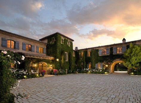 The Chateau of Riven Rock, Montecito On Sale for $49,5 Million - eXtravaganzi Spa Massage Room, Princ Harry, Harry Meghan, Rich Home, Mansions For Sale, The Chateau, Dream House Exterior, Tea House, Maine House