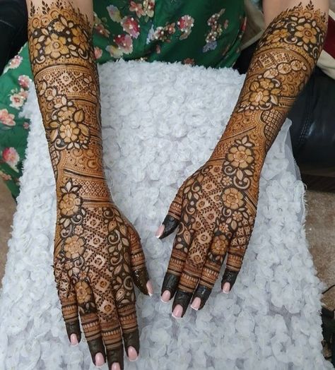 Full Hand Henna, Latest Mehndi Designs Wedding, Short Mehndi Design, Full Mehndi, Mehndi Designs Bridal Hands, Bridal Henna Designs, Very Simple Mehndi Designs, Simple Mehndi Designs Fingers, Full Mehndi Designs