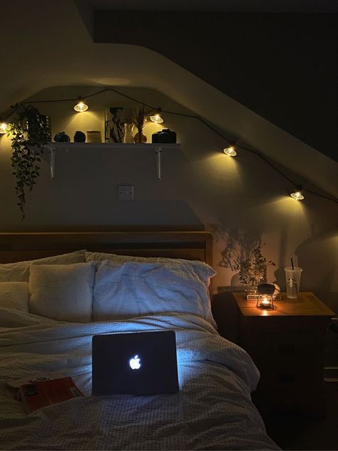 Cosy Loft Room, Bedroom Cosy Aesthetic, Room Cosy Bedroom, Cosy Room Inspiration, Cosy Lighting Bedroom, Aesthetic Bedroom At Night, Aesthetic Cosy Bedroom, City Bedroom Decor, Cosy Apartment Bedroom