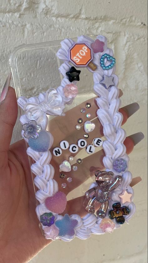 Decoden Phone Case Photocard, Craft Phone Case, Customized Phone Cases Ideas, Cake Phone Case Diy, Diy Decoden Phone Case, Cream Glue Phone Case Ideas, Decoden Phone Case Ideas, Deco Den Phone Case, Decoden Phone Case Aesthetic