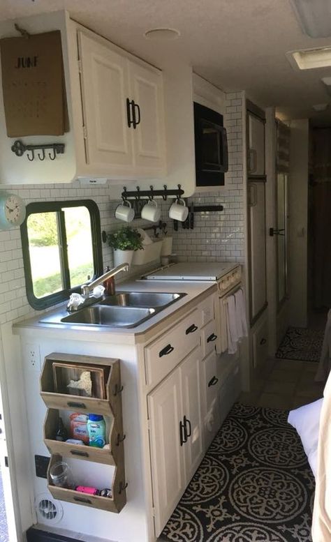 Husbil Makeover, Camper Vintage, Camping Vintage, Camper Trailer Remodel, Camper Organization, Camping Diy, Vintage Camper Remodel, Camper Hacks, Travel Trailer Camping