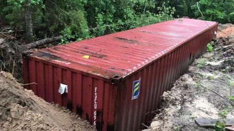 Can you bury a shipping container and use it as a bunker? Learn how to reinforce shipping containers for underground use in this post! Diy Storm Shelter Cheap, Diy Tornado Shelter, Diy Storm Shelter, Diy Bunker, Prepper Bunker, Diy Tornado, Diy Lake, Bunker Ideas, Underground Storm Shelters