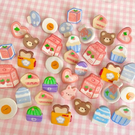 Clay Pins, Clay Magnets, Tanah Liat, Clay Diy Projects, Clay Crafts Air Dry, Cute Polymer Clay, Cute Clay, Clay Miniatures, Clay Art Projects