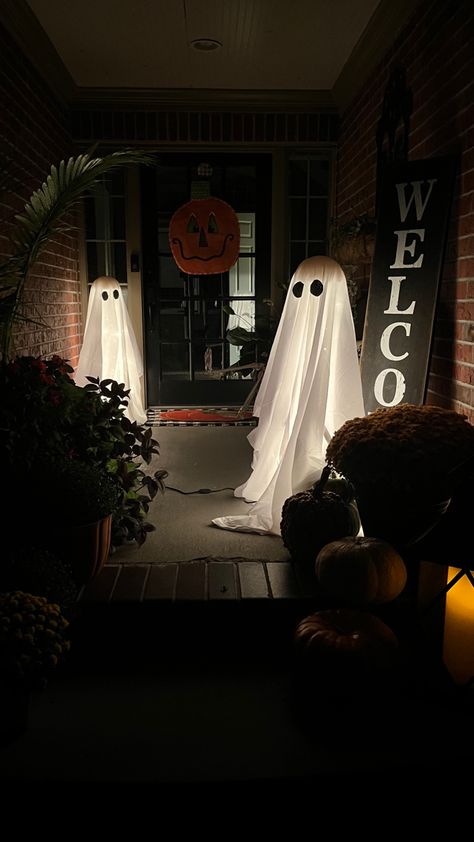 Halloween Decor Inspo Outside, Simple Halloween Yard Decorations, Halloween House Decorations Porch, Halloween Decor Ideas 2023, Halloween Pumpkin Carving Party Ideas, Simple Front Porch Halloween Decor, Halloween Decorations For Front Porch, Halloween Decor Outside Front Yards, Ghost Home Decor