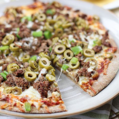 Ground Beef and Green Olive Pizza - I would use Light Cheddar instead of mozzarella | same fat & sodium, more flavor Ground Beef Pizza, Olive Pizza, Tomato Pizza Sauce, Beef Pizza, Whole Wheat Pizza, Pasta Pizza, Cauliflower Crust Pizza, Healthy Pizza, Pizza Recipes Dough