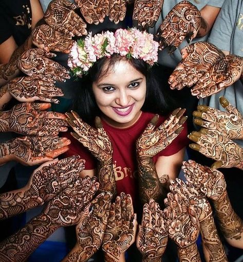 Woow the beautiful glimpse of mehendi ceremony | happy bride along her friends poseing her mehndi ......what are you going to do on your… विवाह की दुल्हन, Mehendi Photography, शादी की तस्वीरें, Mehndi Function, Bridesmaid Photoshoot, Indian Wedding Poses, Pengantin India, Marriage Photography, Indian Wedding Photography Couples