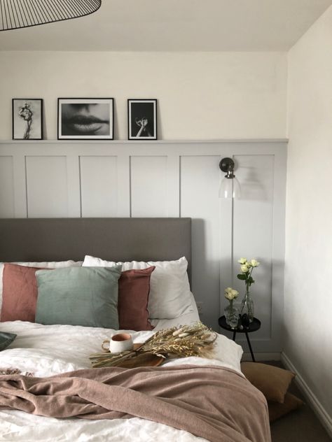 Feature wall . Wooden panelling behind bed Wall Panels Bedroom, Feature Wall Bedroom, Bedroom Accent, Gorgeous Bedrooms, Bedroom Panel, غرفة ملابس, Wood Bedroom, Spare Bedroom, Wallpaper Bedroom