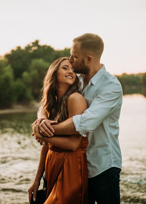 Couples Photo Shoot In Water, Engagement Photos By The River, Couples Creek Photos, Engagement Pictures By Water, Lake Mini Session Ideas, Water Fall Couple Photography, River Photoshoot Ideas Couple Photos, Creek Couple Photos, Engagement Photos In Water Rivers