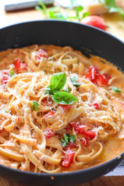 Roasted Red Pepper Fettuccine with Cream Feta Sauce! Taste like a restaurant quality pasta dish - but only a few ingredients! Pasta Perfection! Creamy Feta Sauce, Feta Sauce, Pasta And Sauce, Mexikansk Mat, Creamy Feta, Zuppa Toscana, Feta Pasta, Fettuccine Alfredo, Roasted Red Pepper