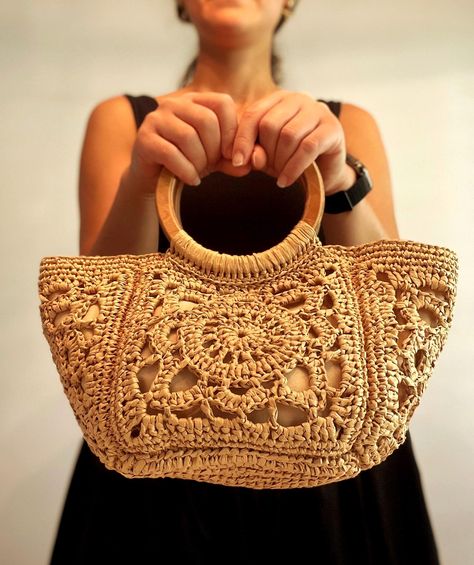 Crocheted Raffia Bag, Raffia Handbag, Natural Wooden Handle Handbag, Handmade Bag, Crochet Bag Making, Motif Bag, Granny Square Bag This handmade bag, with its handle made of natural wood and motifs knitted with raffia thread, will give you a stylish look. You can combine this bag with both your daily clothes and your stylish clothes. Each bag is knitted with care and love. I would like to point out that it is so special and unique that it cannot be compared with other mass-produced products.  I Friends Crochet Pattern, Raffia Handbag, Jute Bags Design, Wooden Handle Bag, Friends Crochet, Raffia Crochet, Crochet Boho Bag, Daily Clothes, Crochet Earrings Pattern