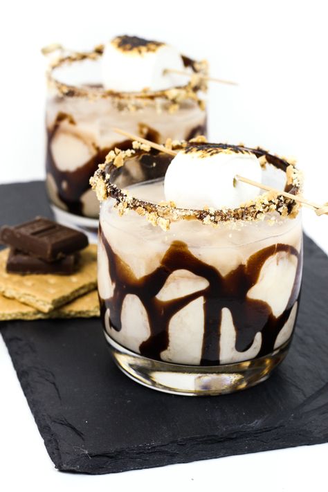 Kick back this summer with a S'mores White Russian. It’s everything you want in a s’mores cocktail — complete with marshmallow vodka and graham cracker milk and garnished with a chocolate drizzle, graham cracker crumbs and toasted marshmallows. (via feastandwest.com) Smores White Russian, Smores Cocktail, White Russian Recipe, Marshmallow Vodka, White Russian Recipes, White Russian Cocktail, Chocolate Cocktails, How To Make Marshmallows, Cocktail Ideas