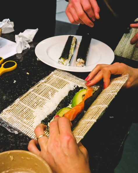 Sushi making class in London Making Sushi At Home Aesthetic, Sushi Making Aesthetic, How To Make Sushi Rolls, Japanese Hobbies, Sushi Making Party, Papas Games, Making Sushi At Home, 22nd Bday, 2025 Moodboard