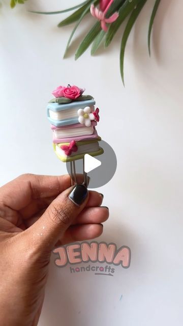 Clay Book Marks, Clay Tutorials Step By Step, Book Polymer Clay, Polymer Clay Bookmark, Clay Bookmark, Clay Book, Polymer Clay Books, Polymer Clay Craft, Book Bookmark