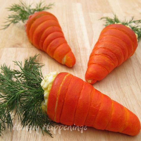 Fun idea for an Easter Brunch - Carrot Crescents Filled with Egg Salad Brunch Punch, Easter Salad, Chia Puding, Easter Appetizers, Orange Food Coloring, Easter Menu, Ham Salad, Crescent Roll, Kampot